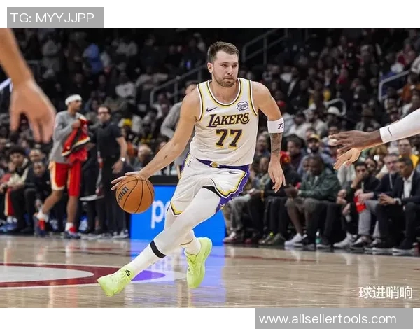 相信东皇能逆转！湖人落后老鹰，特雷杨缺阵，东契奇单节13 3 3！